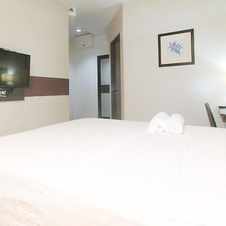 Lorenzzo Suites Hotel Makati City Exteriör bild