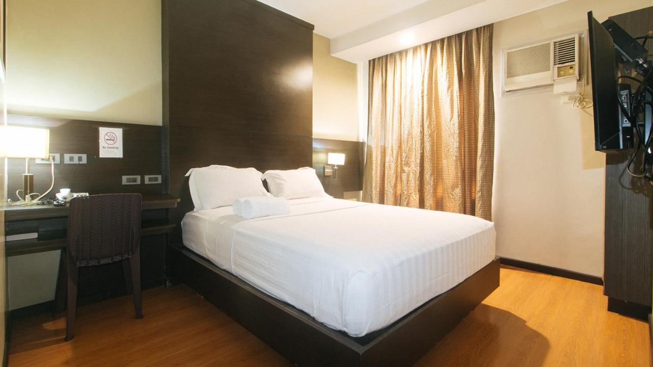 Lorenzzo Suites Hotel Makati City Exteriör bild