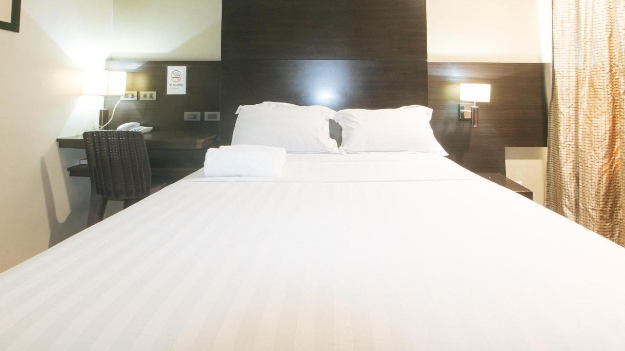 Lorenzzo Suites Hotel Makati City Exteriör bild